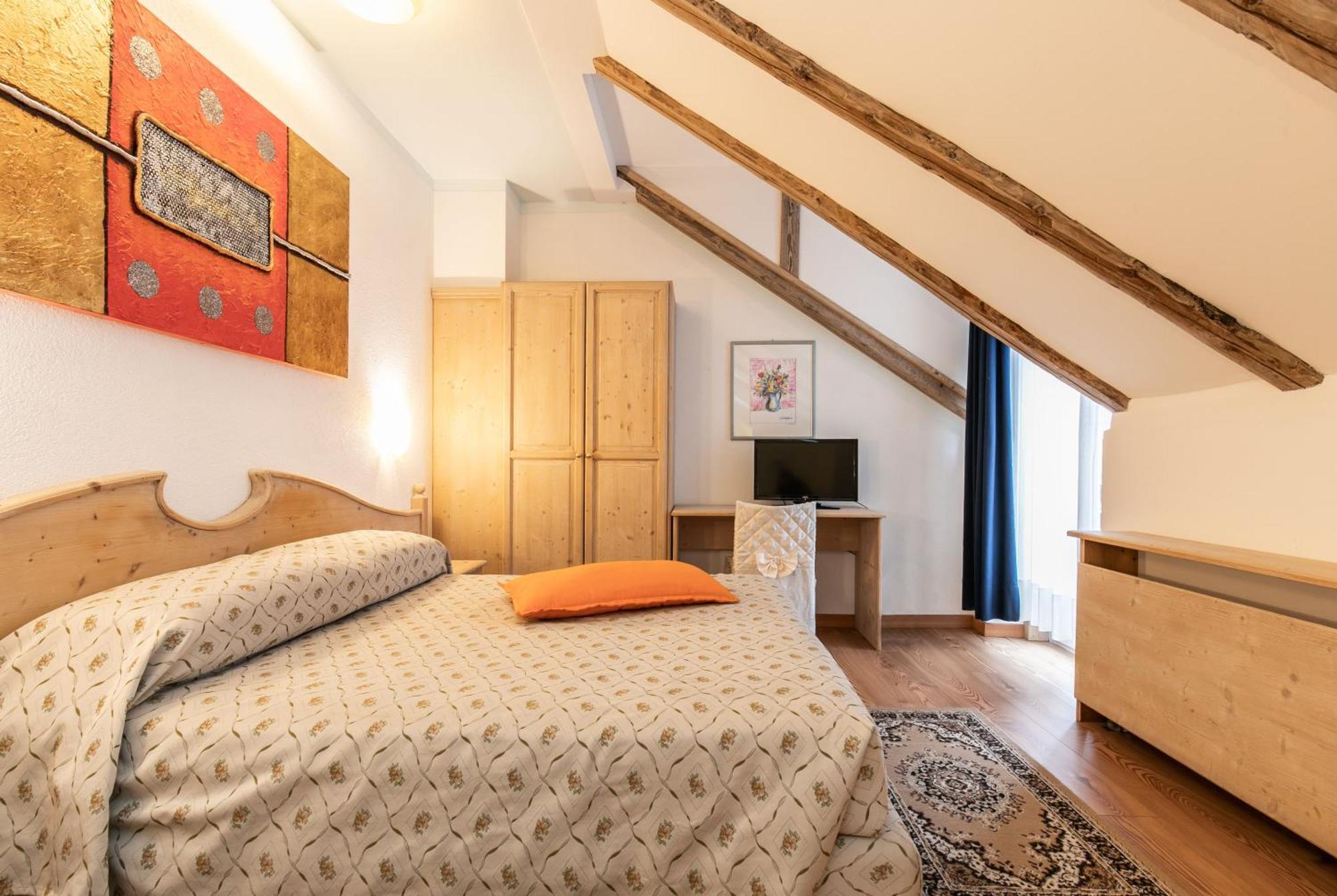 G. Hotel Des Alpes ซานมาร์ตีโนดีกัสตรอสซา ภายนอก รูปภาพ