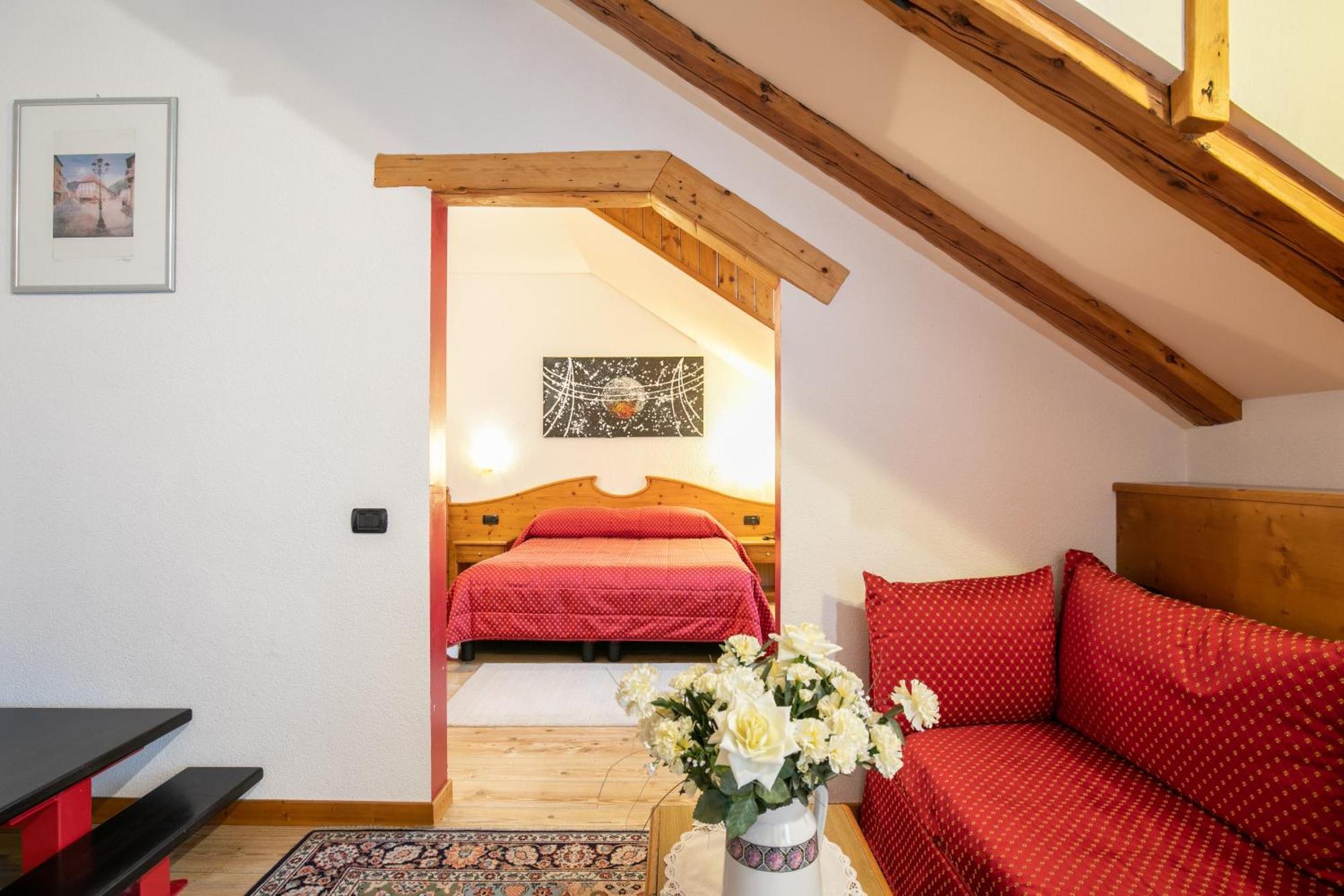G. Hotel Des Alpes ซานมาร์ตีโนดีกัสตรอสซา ภายนอก รูปภาพ
