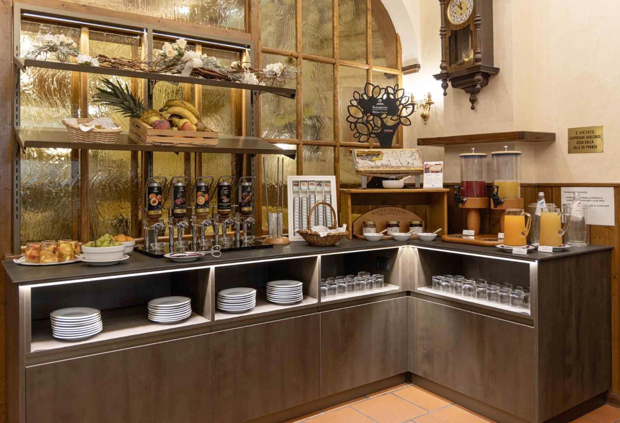 G. Hotel Des Alpes ซานมาร์ตีโนดีกัสตรอสซา ภายนอก รูปภาพ