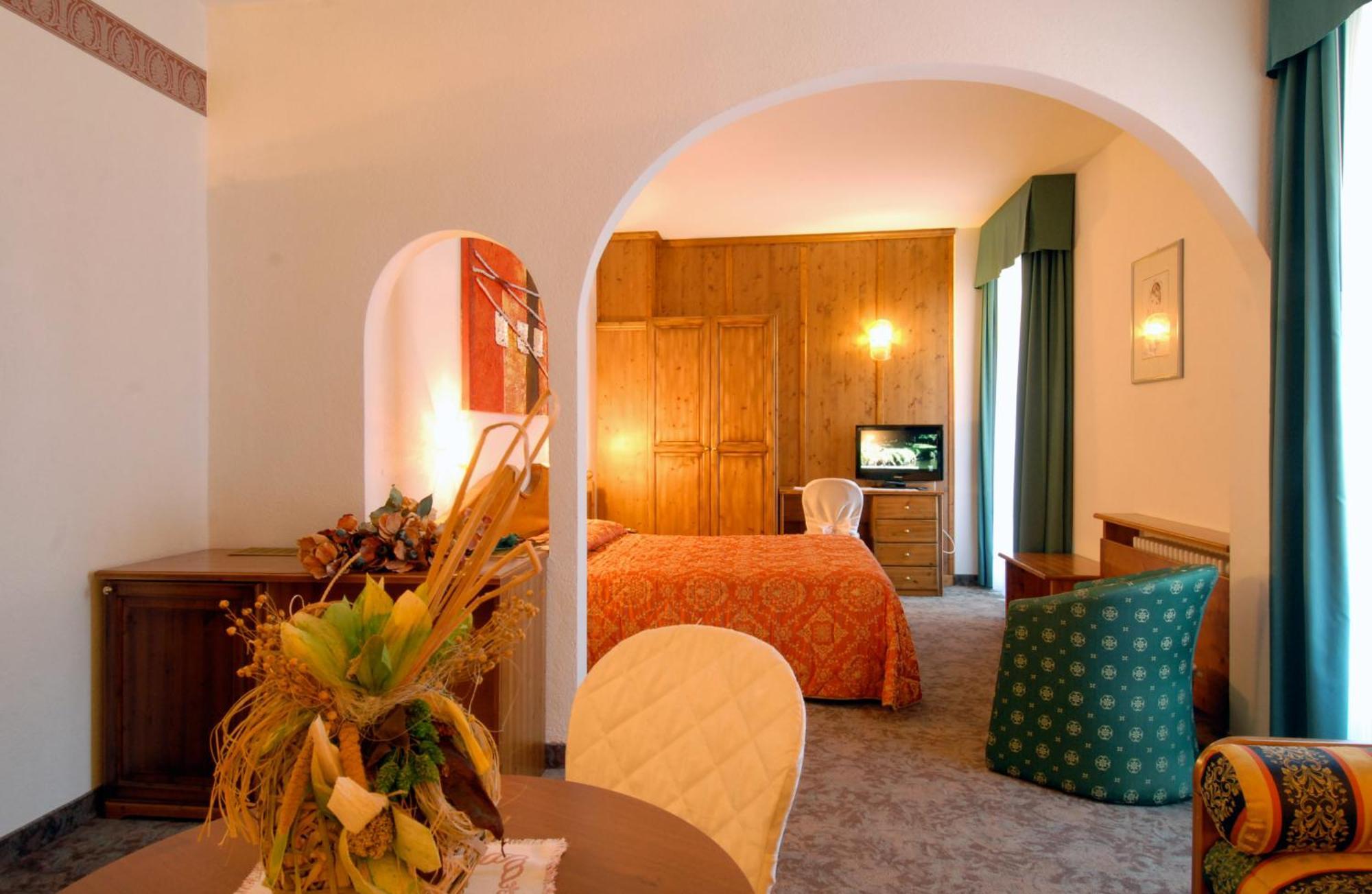 G. Hotel Des Alpes ซานมาร์ตีโนดีกัสตรอสซา ภายนอก รูปภาพ