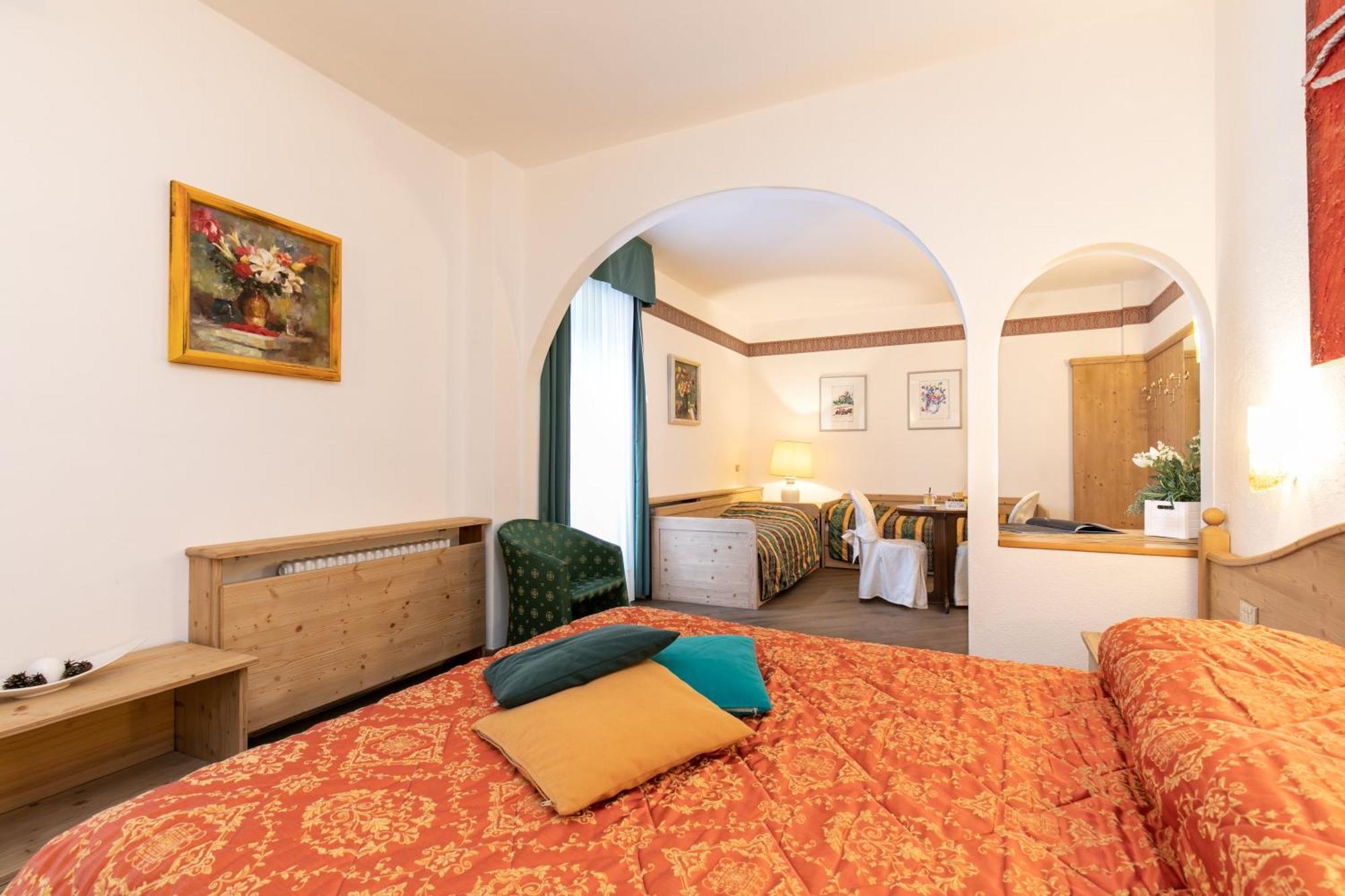 G. Hotel Des Alpes ซานมาร์ตีโนดีกัสตรอสซา ภายนอก รูปภาพ