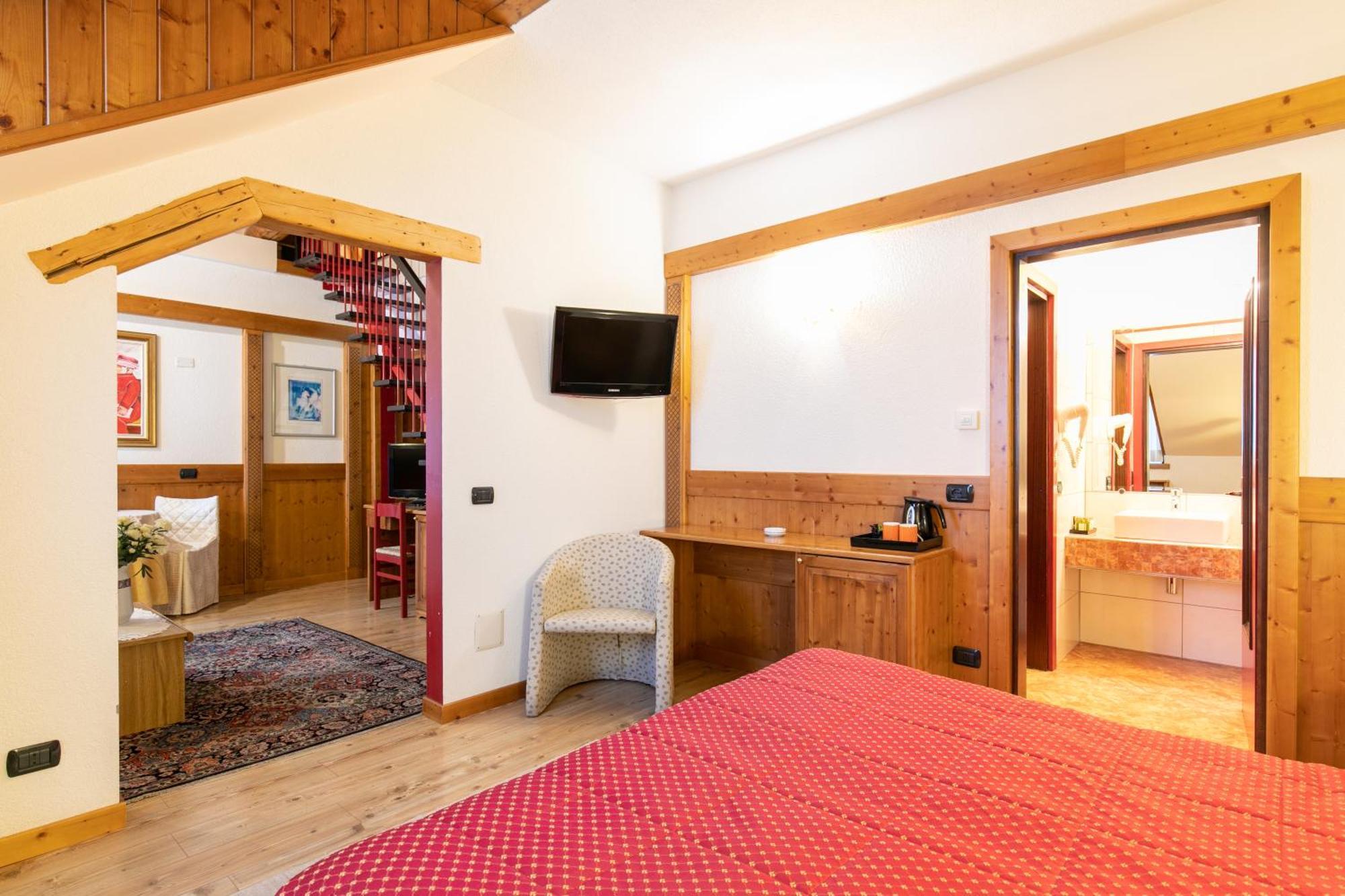 G. Hotel Des Alpes ซานมาร์ตีโนดีกัสตรอสซา ภายนอก รูปภาพ