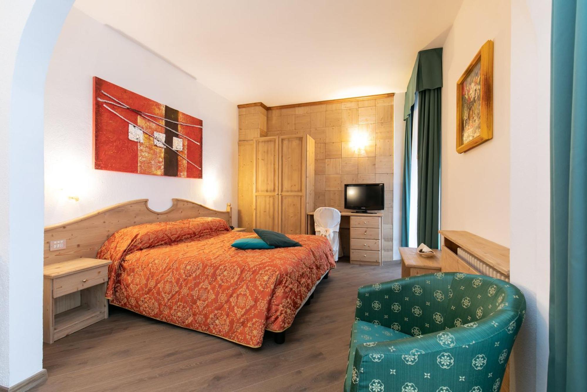 G. Hotel Des Alpes ซานมาร์ตีโนดีกัสตรอสซา ภายนอก รูปภาพ
