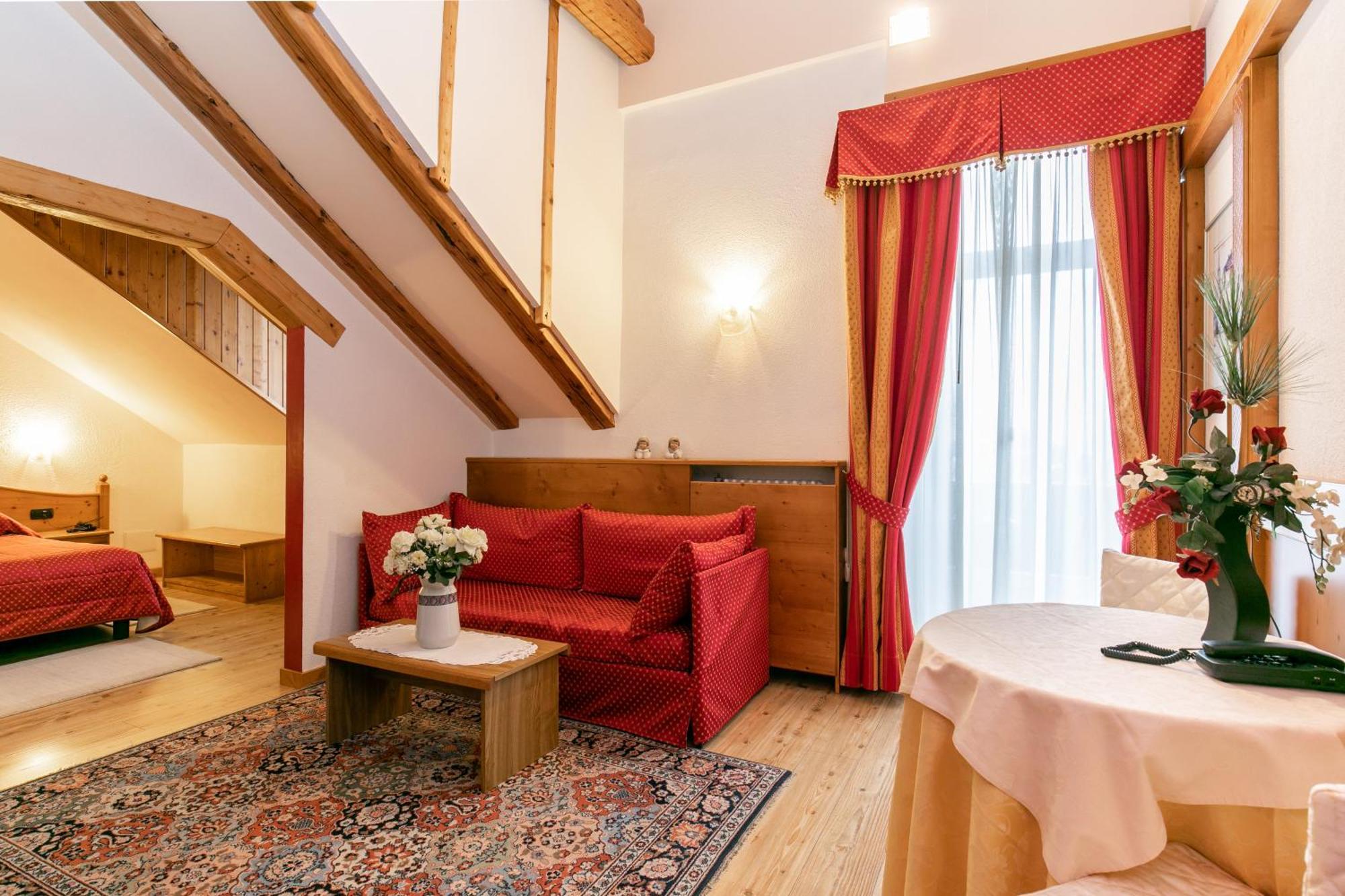 G. Hotel Des Alpes ซานมาร์ตีโนดีกัสตรอสซา ภายนอก รูปภาพ