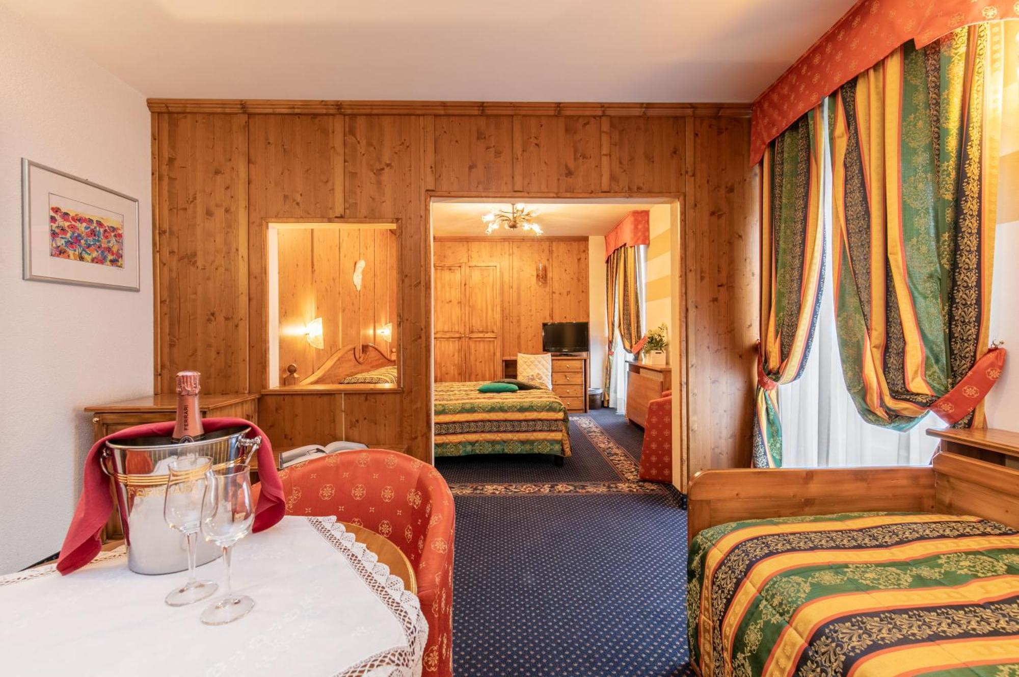 G. Hotel Des Alpes ซานมาร์ตีโนดีกัสตรอสซา ภายนอก รูปภาพ