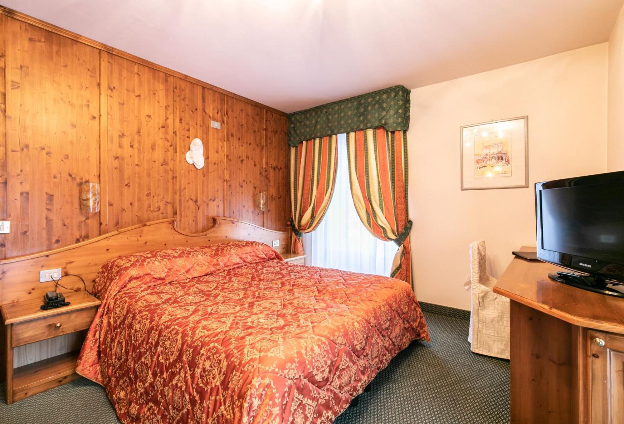 G. Hotel Des Alpes ซานมาร์ตีโนดีกัสตรอสซา ภายนอก รูปภาพ