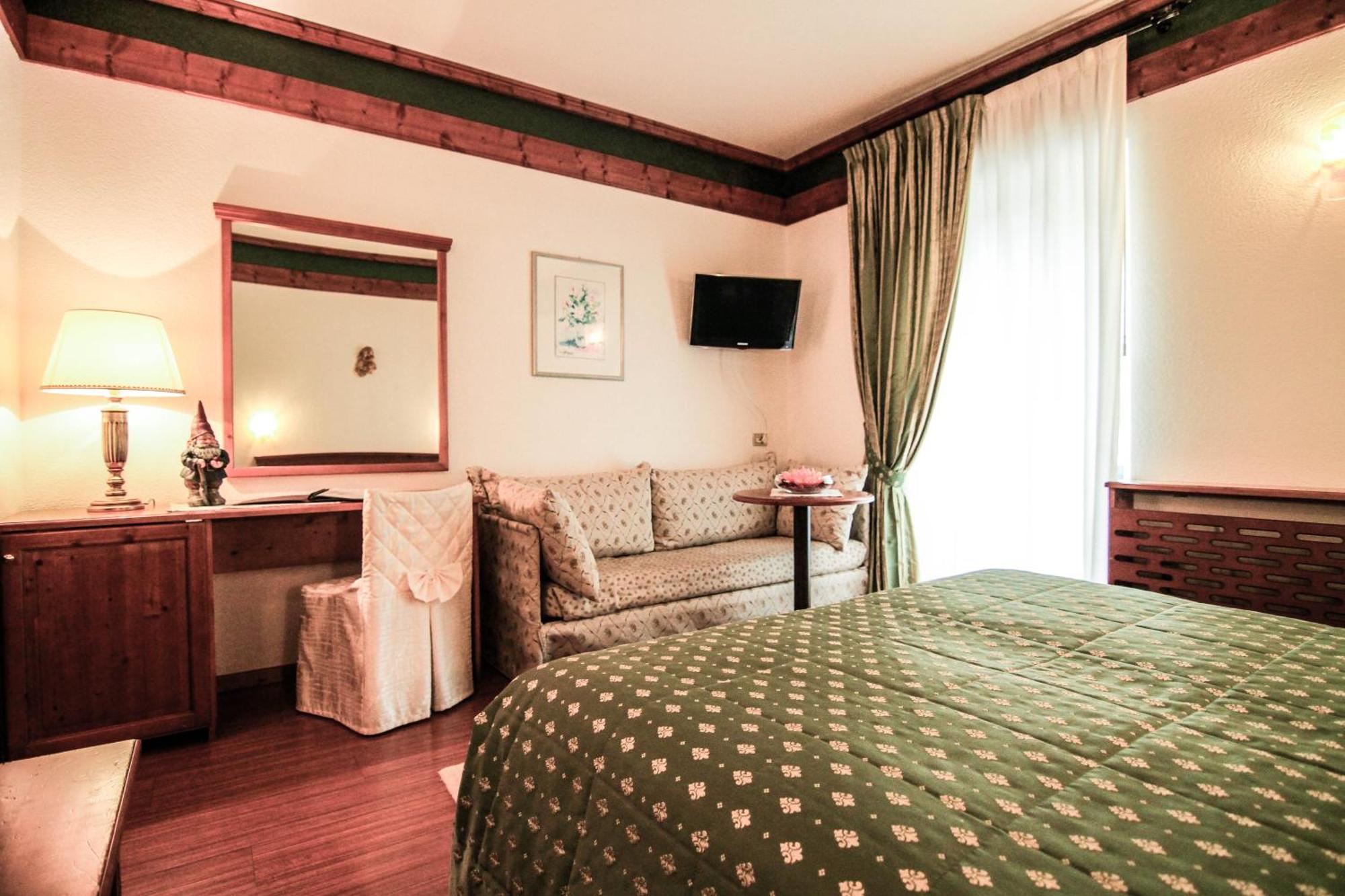G. Hotel Des Alpes ซานมาร์ตีโนดีกัสตรอสซา ภายนอก รูปภาพ