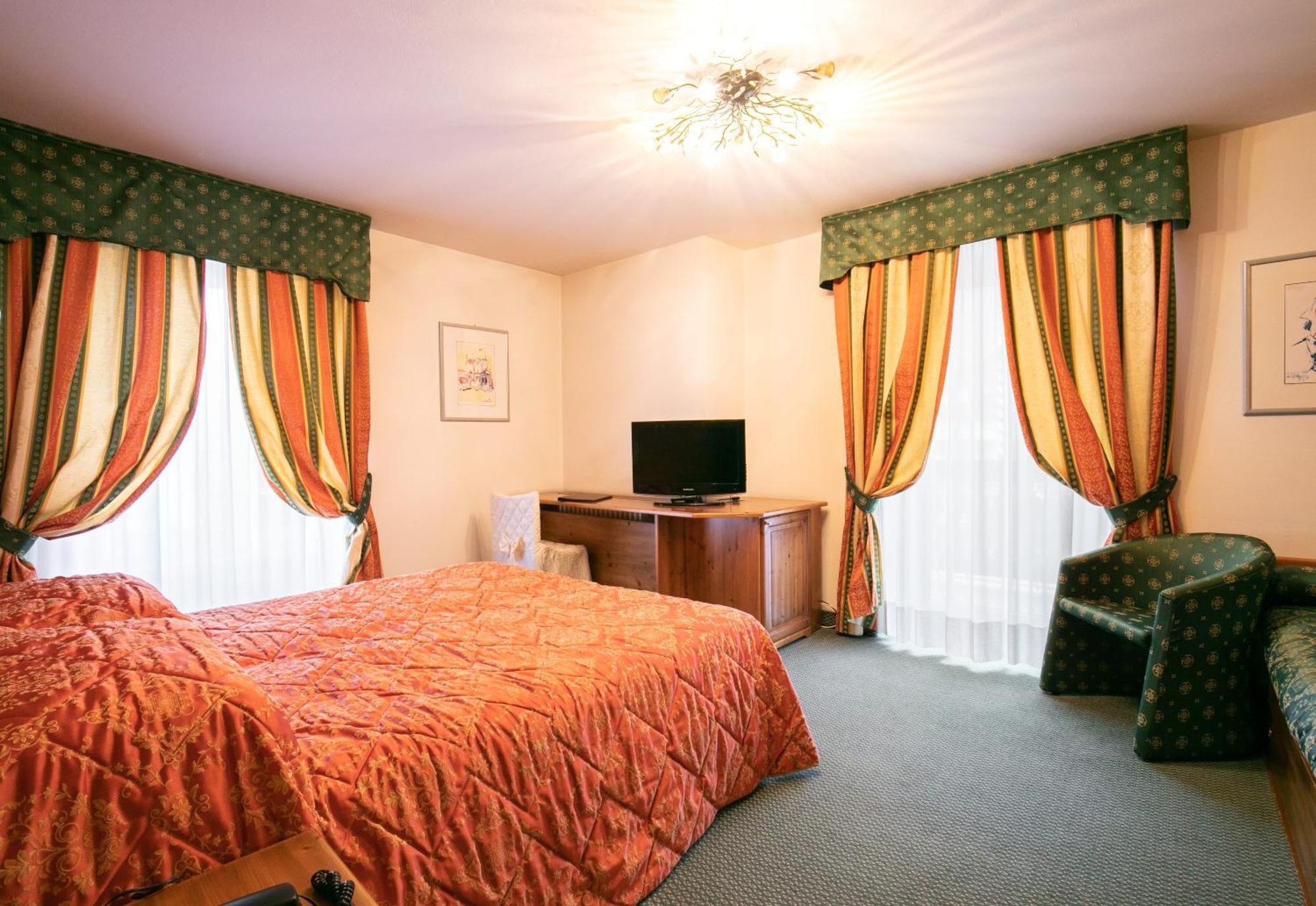 G. Hotel Des Alpes ซานมาร์ตีโนดีกัสตรอสซา ภายนอก รูปภาพ